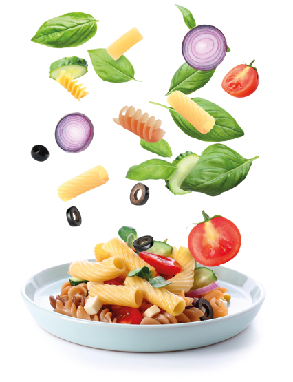 Gemüse, Nudeln, Tomaten und Basilikumblätter, die auf einen Teller regnen.